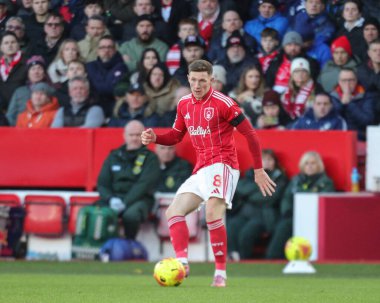Nottingham Ormanı 'ndan Elliot Anderson Premier Lig maçı sırasında Nottingham Forest, Brighton ve Hove Albion' a karşı City Ground, Nottingham, İngiltere 'de 30 Kasım 2025' de pas attı. 