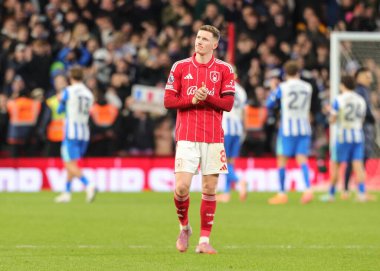Nottingham Ormanı 'ndan Elliot Anderson 30 Kasım 2025' te İngiltere 'nin Nottingham şehrinde oynanan Premier League maçında Nottingham Forest, Brighton ve Hove Albion maçında taraftarları alkışlıyor. 