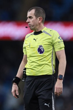 Hakem Peter Bankes Premier Lig maçı sırasında Manchester City, Etihad Stadyumu 'nda Leeds United' a karşı 29 Kasım 2025 
