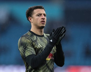 Leeds United takımından Ethan Ampadu Premier League maçında Manchester City - Leeds United maçında 29 Kasım 2025 'te Etihad Stadyumu' nda maç öncesi ısınma turunda 