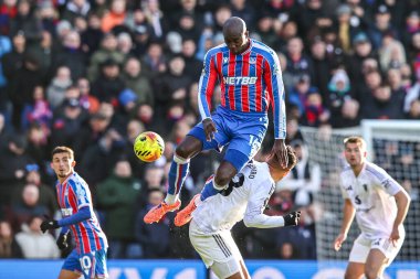 Kristal Saray 'dan Jean-Philippe Mateta, 30 Kasım 2025' te İngiltere 'nin Selhurst Park kentinde oynanan Premier Lig maçı sırasında Manchester United' a karşı yüksek topu kazanmak için sıçradı. 
