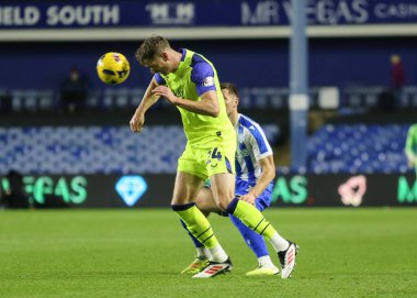 Preston North End 'den Ben Whiteman, 29 Kasım 2025' te İngiltere 'nin Hillsborough kentinde oynanan Sheffield Wednesday-Preston North End maçında topu ileri atıyor. 
