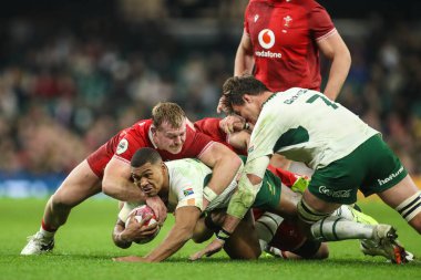 Güney Afrikalı Damian Willemse, 29 Kasım 2025 tarihinde İngiltere 'nin Cardiff şehrindeki Principality Stadyumu' nda Galler - Galler Serisi 2025 maçında Galler - Galler maçı sırasında Galler Dewi Gölü tarafından ele geçirildi. 