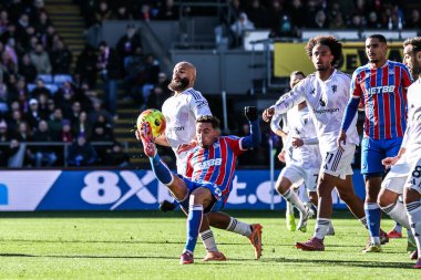 Crystal Palace 'dan Yeremi Pino Premier League maçı sırasında Manchester United' ın Manchester United 'a karşı 30 Kasım 2025' te Selhurst Park, Londra 'da oynadığı maçta topu kontrol ediyor. 