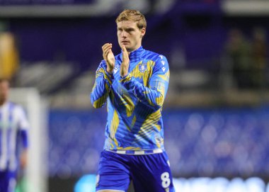 Sheffield Wednesday takımından Svante Ingelsson, 29 Kasım 2025 'te İngiltere' nin Sheffield kentinde Çarşamba günü oynanan Sheffield-Preston North End maçında taraftarları alkışlıyor. 