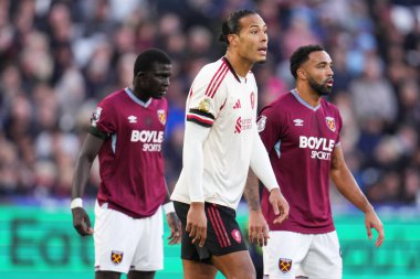 Liverpool 'dan Virgil van Dijk Premier League maçında West Ham United Liverpool' a karşı Londra Stadyumu, Londra, İngiltere, 30 Kasım 2025 