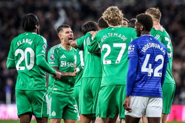 Newcastle United takımından Lewis Miley, Premier League maçı Everton - Newcastle United maçında 29 Kasım 2025 'te Liverpool' daki Hill Dickinson Stadyumu 'nda 0-2' lik galibiyetini kutluyor. 