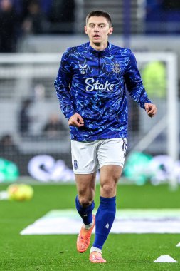 Everton 'dan Vitaliy Mykolenko Premier Lig maçı sırasında İngiltere' nin Liverpool şehrindeki Hill Dickinson Stadyumu 'nda oynanan Everton - Newcastle United maçında ısınma turunda 