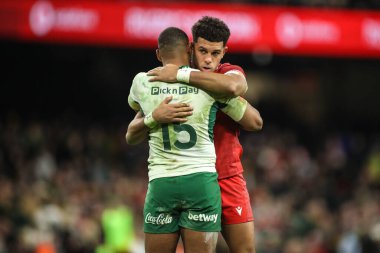 Galler 'den Rio Dyer ve Güney Afrika' dan Damian Willemse, 29 Kasım 2025 'te İngiltere' nin Cardiff kentindeki Principality Stadyumu 'nda Galler - Güney Afrika maçında son düdük sesinde kucaklaşıyorlar. 