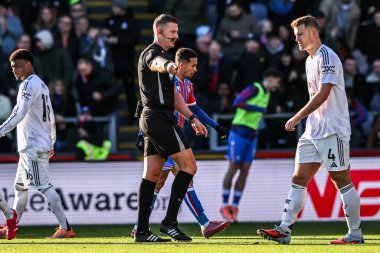 Hakem Robert Jones, 30 Kasım 2025 'te İngiltere' nin Selhurst Park kentinde oynanan Premier League maçı sırasında Crystal Palace 'ın Manchester United' a karşı oynadığı penaltı noktasına işaret ediyor.  