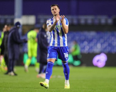 Sheffield Wednesday 'den Liam Cooper, 29 Kasım 2025' te İngiltere 'nin Hillsborough kentinde oynanan Sheffield Wednesday-Preston North End maçında taraftarları alkışlıyor. 