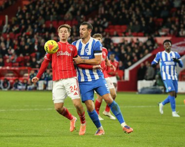 Nottingham Ormanı 'ndan James McAtee, İngiltere' nin Nottingham şehrinde 30 Kasım 2025 'te oynanan Premier Lig maçı sırasında Nottingham Forest ve Hove Albion maçında Lewis Sunk' ı durdurdu. 