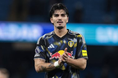 Leeds United takımından Pascal Struijk, 29 Kasım 2025 tarihinde Etihad Stadyumu 'nda Manchester City ile Leeds United arasındaki Premier League maçının son düdüğü çaldıktan sonra taraftarları alkışlıyor. 