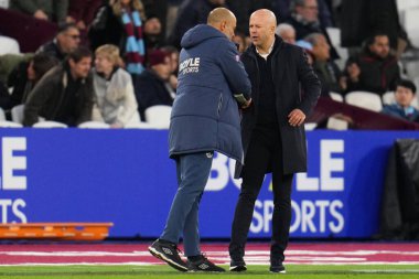 West Ham United 'ın Nuno Espirit Santo teknik direktörü ve Liverpool' un Arne Slot teknik direktörü tam zamanlı Premier League maçı sırasında West Ham United Liverpool 'a karşı Londra Stadyumu, Londra, İngiltere, 30 Kasım 2025 