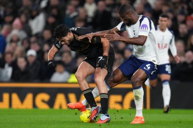 Tottenham Hotspur 'dan Kevin Danso, Premier League maçında Fulham' lı Raul Jimenez 'i Tottenham Hotspur' a karşı Fulham Stadyumu 'nda yenmeye çalışıyor. 