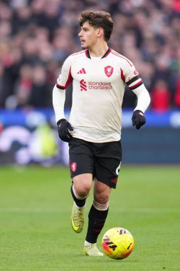 Liverpool 'dan Milos Kerkez 30 Kasım 2025' te Londra, İngiltere 'de oynanan Premier League maçında Liverpool' a karşı West Ham United maçında topa vuruyor. 