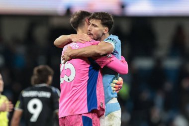 Manchester City kalecisi Gianluigi Donnarumma, Manchester City 'nin 29 Kasım 2025' te Etihad Stadyumu 'nda oynanan Premier League maçında Manchester City - Leeds United maçında Manchester City' li Ruben Dias 'ı kucaklıyor. 