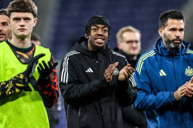 Newcastle United takımından Anthony Elanga, Premier League maçından sonra İngiltere 'nin Liverpool şehrindeki Hill Dickinson Stadyumu' nda oynanan Everton - Newcastle United maçında taraftarları alkışlıyor. 