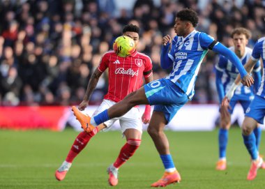 Brighton & Hove Albion takımından Georginio Rutter, 30 Kasım 2025 'te İngiltere' nin Nottingham Forest ve Hove Albion takımlarına karşı oynadığı Premier League maçında topu sahaya çıkardı. 