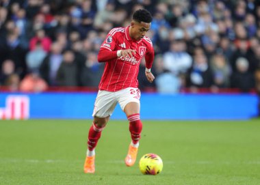 Nottingham Ormanı 'ndan Omari Hutchinson, 30 Kasım 2025' te Nottingham Forest, Brighton ve Hove Albion 'a karşı oynadığı Premier League maçında topu bırakıyor. 
