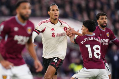 Liverpool 'dan Virgil van Dijk ve West Ham United' dan Mateus Fernandes Premier Lig maçı sırasında 30 Kasım 2025 'te Londra Stadyumu' nda Liverpool 'a karşı oynadılar. 
