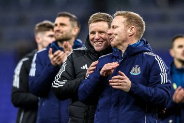 Newcastle United takımının teknik direktörü Eddie Howe, İngiltere 'nin Liverpool şehrindeki Hill Dickinson Stadyumu' nda oynanan Everton - Newcastle United Premier League maçında galibiyeti kutluyor. 