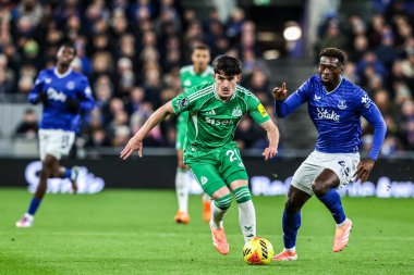 Newcastle Unrimento takımından Tino Livramento, Premier Lig maçı Everton 'a karşı Newcastle United' ın 29 Kasım 2025 'te Liverpool, İngiltere' deki Hill Dickinson Stadyumu 'nda oynadığı maçta topu kırdı. 