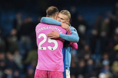 Manchester City kalecisi Gianluigi Donnarumma, Manchester City - Leeds United maçında Manchester City maçında Manchester City 'den Erling Haaland' ı kucaklıyor. 