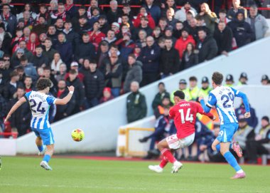 Nottingham Ormanı 'ndan Dan Ndoye, 30 Kasım 2025' te Nottingham Forest, Brighton ve Hove Albion 'a karşı oynadığı Premier League maçında topu geçti. 
