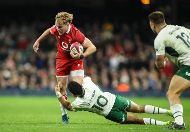 Galler 'den Blair Murray, Güney Afrikalı Sacha Feinberg-Mngomezulu tarafından oynanan Quilter Nations Serisi 2025 maçında ele geçirildi. Galler Güney Afrika' ya karşı Principality Stadyumu, Cardiff, Birleşik Krallık, 29 Kasım 2025 