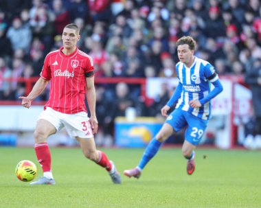 Nottingham Ormanı 'ndan Nikola Milenkoviç, 30 Kasım 2025' te İngiltere 'nin Nottingham kentinde oynanan Premier Lig karşılaşmasında Nottingham Forest, Brighton ve Hove Albion' a karşı oynadığı maçta pas attı. 