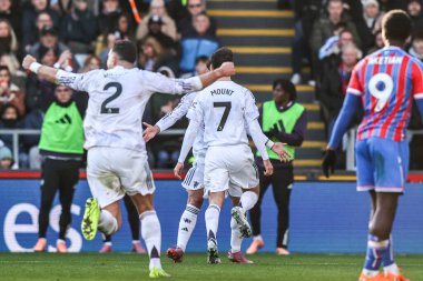 Manchester United 'lı Mason Mount, 30 Kasım 2025' te İngiltere 'nin Selhurst Park kentinde oynanan Premier League maçında Manchester United' a karşı 1-2 'lik galibiyet golünü kutluyor. 