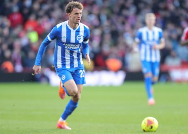 Brighton & Hove Albion takımlarından Mats Wieffer, 30 Kasım 2025 tarihinde İngiltere 'nin Nottingham City Ground kentinde oynanan Premier League maçında Nottingham Forest, Brighton ve Hove Albion maçında topa vuruyor. 