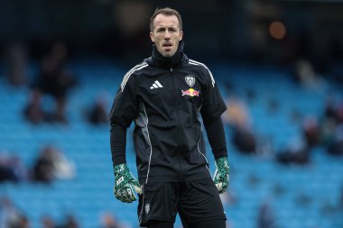 Leeds United kalecisi Alex Cairns Premier League maçında Manchester City - Leeds United maçında 29 Kasım 2025 tarihinde Etihad Stadyumu 'nda maç öncesi ısınma turunda 