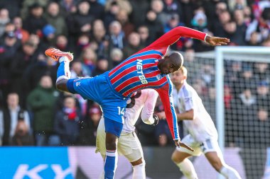 Kristal Saray 'dan Jean-Philippe Mateta, 30 Kasım 2025' te İngiltere 'nin Selhurst Park kentinde oynanan Premier Lig maçı sırasında Manchester United' a karşı yüksek topu kazanmak için sıçradı. 