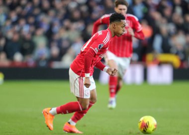 Nottingham Ormanı 'ndan Omari Hutchinson Premier Lig maçı sırasında Nottingham Forest, Brighton ve Hove Albion' a karşı City Ground, Nottingham, İngiltere 'de 30 Kasım 2025 