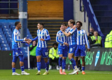 Sheffield Wednesday takımından Charlie McNeill, 29 Kasım 2025 'te İngiltere' nin Sheffield kentinde oynanan ve Çarşamba günü Preston North End 'e karşı oynanan Sky Bet Şampiyonası maçında 2-1 kazanma hedefini kutluyor. 