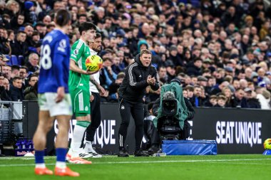 Newcastle United takımının teknik direktörü Eddie Howe, İngiltere 'nin Liverpool şehrindeki Hill Dickinson Stadyumu' nda oynanan Everton - Newcastle United Premier League maçında takım talimatlarını verir. 