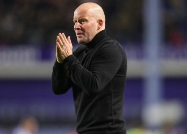 Henrik Pedersen Sheffield Wednesday teknik direktörü, 29 Kasım 2025 'te İngiltere' nin Hillsborough kentinde oynanan Sheffield Wednesday-Preston North End maçında taraftarları alkışlıyor. 