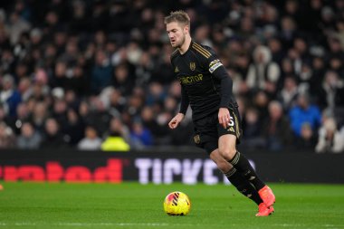 Premier Lig maçında Fulham 'dan Joachim Andersen Tottenham Hotspur' a karşı Fulham Stadyumu, Londra, 29 Kasım 2025 