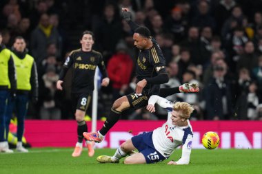 Tottenham Hotspur 'dan Lucas Bergvall, Tottenham Hotspur Stadyumu' nda Tottenham Hotspur 'a karşı oynanan Premier League maçında Fulham' lı Kenny Tete 'yi yenmek için sahaya çıktı. 