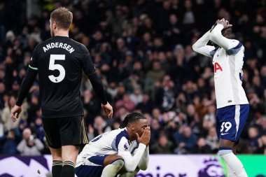Tottenham Hotspur oyuncuları, Premier League maçında Tottenham Hotspur 'a karşı Tottenham Hotspur Stadyumu, Londra, İngiltere, 29 Kasım 2025' de oynanan karşılaşmada kaçırdıkları fırsat üzerine ellerini kaldırdılar. 