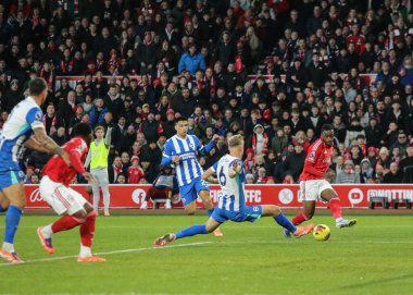 Brighton & Hove Albion 'dan Jan Paul van Hecke, Nottingham Ormanı' ndan Callum Hudson-Odoi 'nin 30 Kasım 2025' te Nottingham Ormanı 'na karşı Brighton ve Hove Albion' a karşı oynadığı Premier League maçı sırasında çaprazını engelledi. 