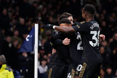 Fulham oyuncuları Premier Lig maçında Tottenham Hotspur Fulham 'a karşı Tottenham Hotspur Stadyumu, Londra, 29 Kasım 2025' te oynanan maçta 0-2 öne geçtiler. 