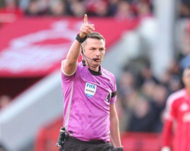 Hakem Michael Oliver Premier Lig maçı sırasında Nottingham Forest, Brighton ve Hove Albion 'a karşı City Ground, Nottingham, Birleşik Krallık' ta 30 Kasım 2025 