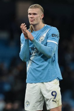 Manchester City 'den Erling Haaland, Premier League' in 29 Kasım 2025 'te Etihad Stadyumu' nda oynanan Manchester City - Leeds United maçının son düdüğü sonrasında taraftarları alkışlıyor. 