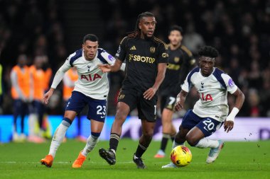 Fulham 'dan Alex Iwobi Tottenham Hotspur' dan Pedro Porro ve Tottenham Hotspur 'dan Mohammed Kudus' un Premier Lig karşılaşmasında Tottenham Hotspur Fulham 'a karşı Tottenham Hotspur Stadyumu, Londra, İngiltere 