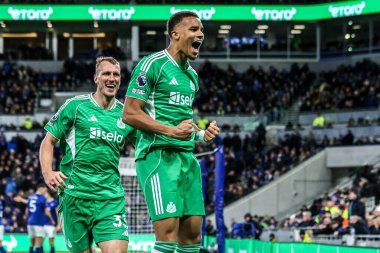 Newcastle United takımından Malick Thiaw, İngiltere 'nin Liverpool şehrindeki Hill Dickinson Stadyumu' nda oynanan Premier League maçı Everton - Newcastle United maçında 0-4 'lük galibiyetini kutluyor. 