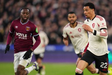 Liverpool 'dan Hugo Ekitike ve West Ham United' dan Aaron Wan-Bissaka Premier League maçı sırasında Liverpool 'a karşı Londra Stadyumu, Londra, İngiltere, 30 Kasım 2025 