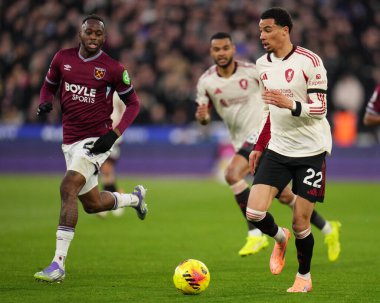 Liverpool 'dan Hugo Ekitike 30 Kasım 2025' te Londra 'daki Londra Stadyumu' nda oynanan Premier League maçında Liverpool 'a karşı West Ham United maçında topa vurdu. 